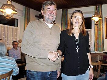 Fraktionsvorsitzende Anja Willert gratulierte Horst Rehder zur Nominierung. Foto: Richard Sänger