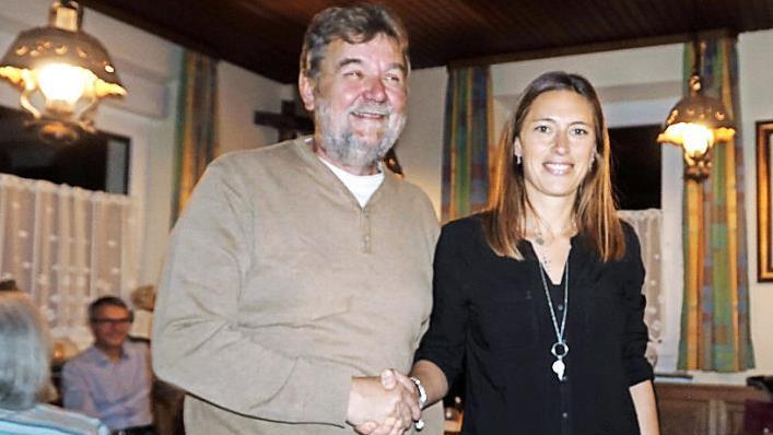 Fraktionsvorsitzende Anja Willert gratulierte Horst Rehder zur Nominierung. Foto: Richard Sänger