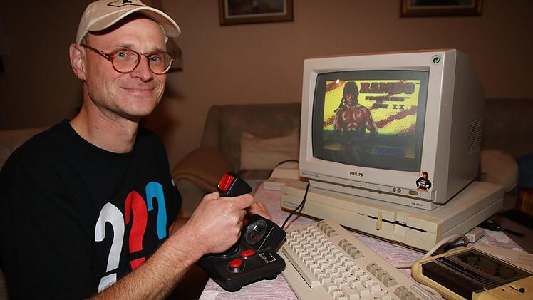 30 Jahre schlummerte der Commodore 128 auf dem Dachboden, Ralf-Herbert Kneitz freut sich, dass sein alter Spiele-Computer noch läuft.  Foto: Dagmar Besand