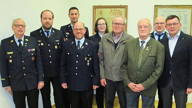 Vorsitzender Peter Sell und Kommandant Michael Ohmert  (von links) sowie Bürgermeister Armin Warmuth (rechts) dankten den Geehrten für ihre Treue zur Wehr (von links) Andreas Ebert, Udo Schmitt, Bianca Oschmann, Hans-Karl Rauschmann, Helmuth Sell und Holger Rüger. Foto: Winfried Ehling