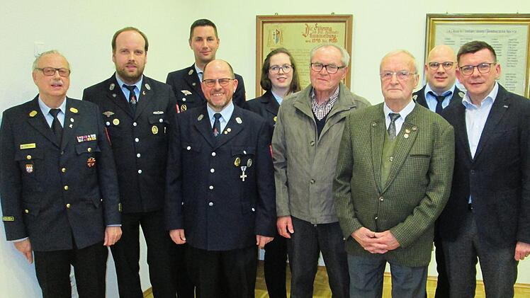 Vorsitzender Peter Sell und Kommandant Michael Ohmert  (von links) sowie Bürgermeister Armin Warmuth (rechts) dankten den Geehrten für ihre Treue zur Wehr (von links) Andreas Ebert, Udo Schmitt, Bianca Oschmann, Hans-Karl Rauschmann, Helmuth Sell und Holger Rüger. Foto: Winfried Ehling