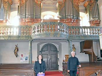 Die Mezzosopranistin Carolin Ritter und der Orgelvirtuose Roberto Seidel begeisterten in der Wallfahrtskirche "Mariä Geburt" Glosberg die Zuhörer mit dem Konzert "Stille und Hoffnung". Im Hintergrund der imposante Orgelprospekt.  Foto: K.- H. Hofmann