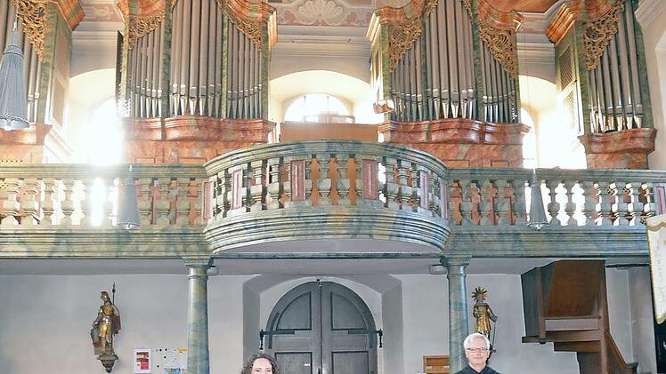 Die Mezzosopranistin Carolin Ritter und der Orgelvirtuose Roberto Seidel begeisterten in der Wallfahrtskirche "Mariä Geburt" Glosberg die Zuhörer mit dem Konzert "Stille und Hoffnung". Im Hintergrund der imposante Orgelprospekt.  Foto: K.- H. Hofmann