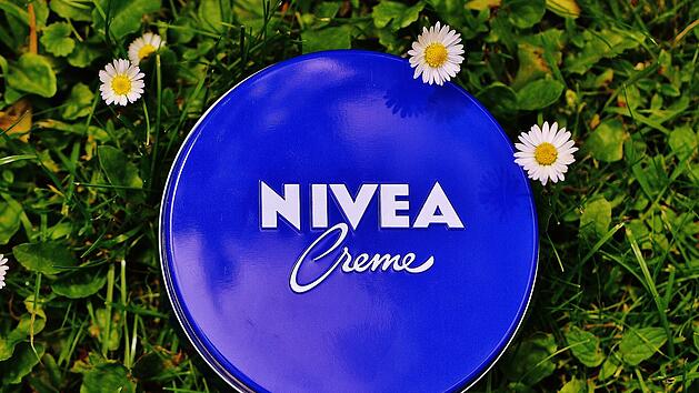 Die beliebte Creme von Nivea enthält Mineralöl - weshalb Öko-Test lediglich die Note "mangelhaft" vergibt.
