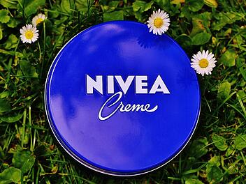 Die beliebte Creme von Nivea enthält Mineralöl - weshalb Öko-Test lediglich die Note "mangelhaft" vergibt.
