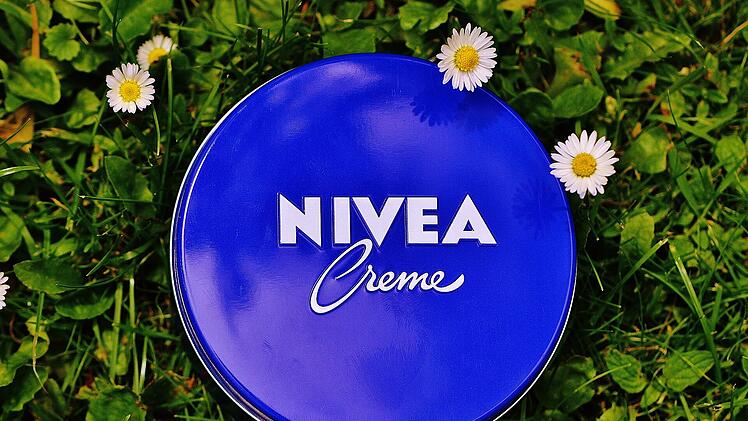 Die beliebte Creme von Nivea enthält Mineralöl - weshalb Öko-Test lediglich die Note "mangelhaft" vergibt.