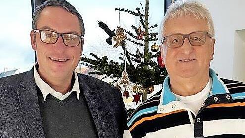 Bürgermeister Jochen Weber (l.) verabschiedet den ehrenamtlichen Feuerbeschauer Uwe Knab.