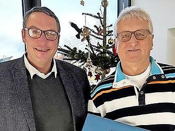 Bürgermeister Jochen Weber (l.) verabschiedet den ehrenamtlichen Feuerbeschauer Uwe Knab.