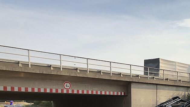 Autobahnbrücke, Unterführung, Bauwerk, Sperrung, Umleitung, Bauarbeiten,. Baustelle