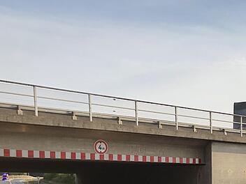 Autobahnbrücke, Unterführung, Bauwerk, Sperrung, Umleitung, Bauarbeiten,. Baustelle