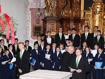 Vor dem Hochaltar der Kirche hatten sich die Domspatzen aufgestellt, um ihr Publikum zu begeistern. Fotos: Johanna Blum