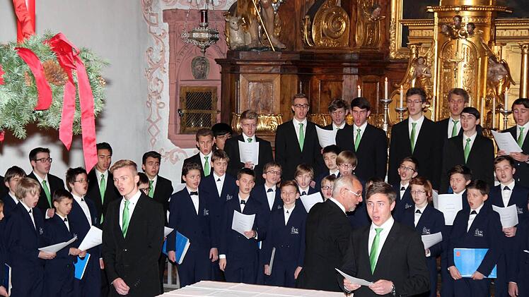 Vor dem Hochaltar der Kirche hatten sich die Domspatzen aufgestellt, um ihr Publikum zu begeistern. Fotos: Johanna Blum