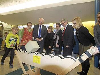 Siegfried Balleis schaut einem Jungen zu, der versucht, den Würfel zu bewegen. Der Wasserteufel (r.) ist faszinierend.  Fotos: Michael Busch