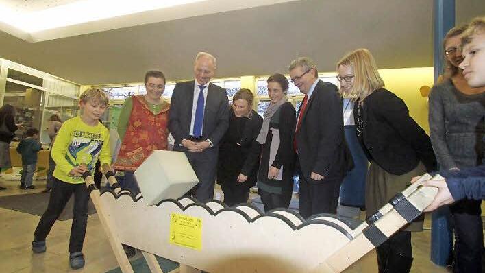 Siegfried Balleis schaut einem Jungen zu, der versucht, den Würfel zu bewegen. Der Wasserteufel (r.) ist faszinierend.  Fotos: Michael Busch