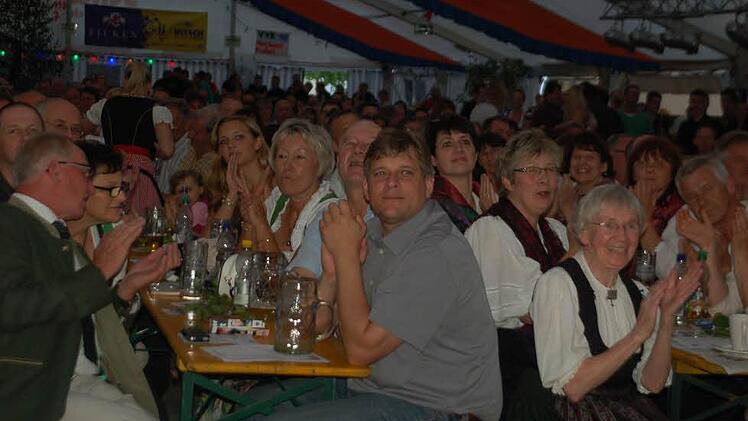 Die Begeisterung über den Festkommers steht den zahlreichen Gästen ins Gesicht geschrieben. Foto: Sophie Arnold