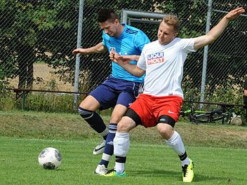 Nur schwer vom Ball zu trennen: Rannungens Doppeltorschütze Fabian Erhard (links) im Zweikampf mit Alwin Böse (TSV Reiterswiesen) Foto: Hopf