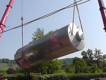 Mit Kränen wurde der neue Tank aufs Gelände der Brauerei in der Zeiler Altstadt gehoben. Präzisionsarbeit war erforderlich. Foto: Firma Göller
