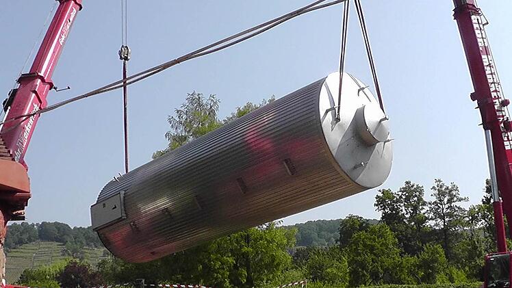 Mit Kränen wurde der neue Tank aufs Gelände der Brauerei in der Zeiler Altstadt gehoben. Präzisionsarbeit war erforderlich. Foto: Firma Göller