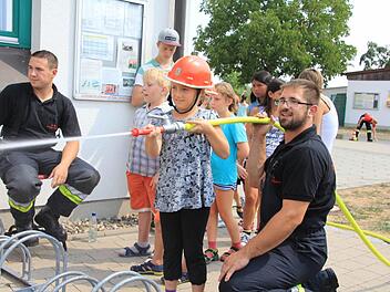 Lisa an der Spritze: Die Achtjährige aus Recheldorf ist voll bei der Sache und hellauf begeistert, dass sie die Flammen löschen konnte.  Fotos: Helmut Will