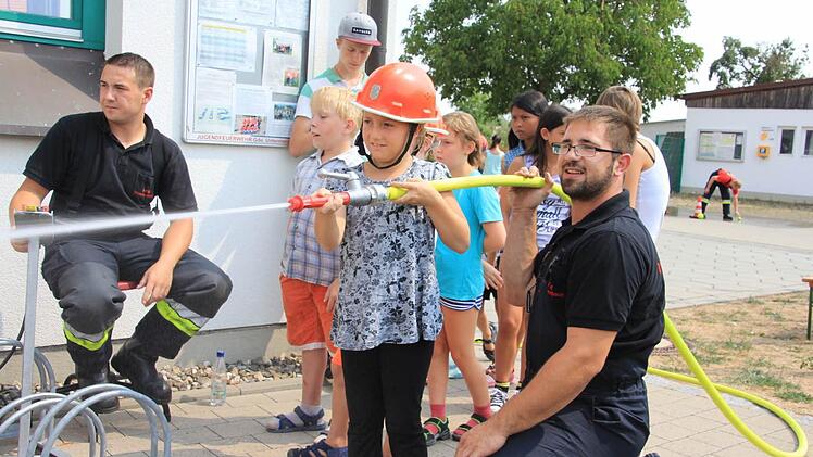 Lisa an der Spritze: Die Achtjährige aus Recheldorf ist voll bei der Sache und hellauf begeistert, dass sie die Flammen löschen konnte.  Fotos: Helmut Will