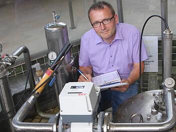 Thomas Gunkel, Technischer Leiter der Staatlichen Kurverwaltung kontrolliert die Werte der Wernarzer Quelle in der Wandelhalle im Staatsbad Bad Brückenau. Foto: Ulrike Müller