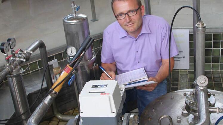 Thomas Gunkel, Technischer Leiter der Staatlichen Kurverwaltung kontrolliert die Werte der Wernarzer Quelle in der Wandelhalle im Staatsbad Bad Brückenau. Foto: Ulrike Müller