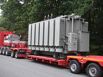 Der 60 Tonnen schwere Transformator rollt an.  Fotos: Ronald Rinklef