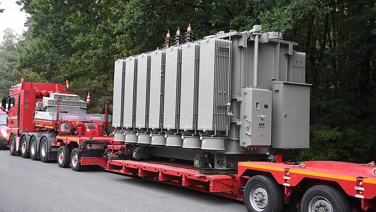Der 60 Tonnen schwere Transformator rollt an.  Fotos: Ronald Rinklef