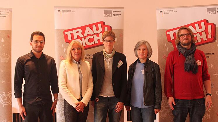 Manuel Oswald (Bundeszentrale), Schulrätin Claudia Schmidt, Katharina Amon von der Anlaufstelle sexuelle Gewalt an Frauen und Mädchen in Schweinfurt, Heike Kunzelmann vom Kreisjugendamt und Christian Brauner von der Erziehungsberatungsstelle der Caritas nach dem Pressegespräch.  Fotos: Lisa Kieslinger