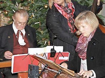 Volkstümliche Musik und Gesangbot die Stubenmusik mit dem Leiter Waldemar Kolb am Hackbrett.  Foto. Mathias Erlwein