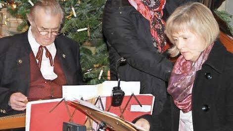 Volkstümliche Musik und Gesangbot die Stubenmusik mit dem Leiter Waldemar Kolb am Hackbrett.  Foto. Mathias Erlwein