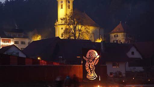 Warmer Lichterschein in kalter Nacht.