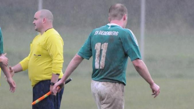 Riedenbergs James Galloway suchte nach dem 4:2-Erfolg über den TSV Münnerstadt garantiert die Waschmaschine. Foto: ssp