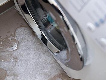 Bereits zum wiederholten Male brach ein unbekannter Dieb die M&uuml;nzgeldbeh&auml;lter eines Waschautomaten und eines Trockners im Keller eines Mehrfamilienhauses in der Ketschendorfer Stra&szlig;e in Coburg auf.  Symbolfoto: Andrea Warnecke/dpa