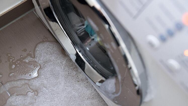Bereits zum wiederholten Male brach ein unbekannter Dieb die Münzgeldbehälter eines Waschautomaten und eines Trockners im Keller eines Mehrfamilienhauses in der Ketschendorfer Straße in Coburg auf.  Symbolfoto: Andrea Warnecke/dpa