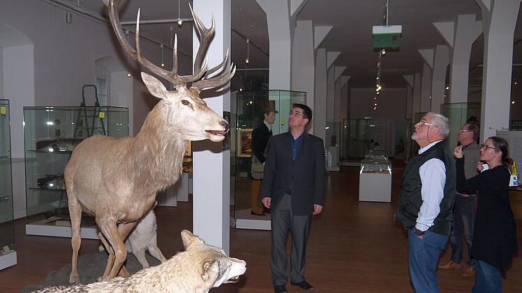 Die Mitglieder des Zweckverbandes Jagd- und Fischereimusem Schloss Tambach bei der Sichtung der Exponate.