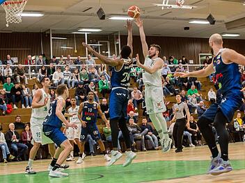 Kristian Kullamäe (rechts) versucht mit einem "Floater" über den Rostocker Yannick Anzuluni zum Korberfolg zu kommen. Foto: Kilian Schmitt