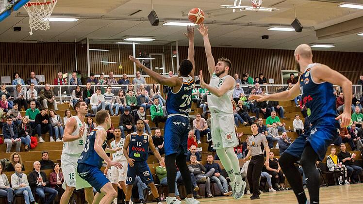 Kristian Kullamäe (rechts) versucht mit einem "Floater" über den Rostocker Yannick Anzuluni zum Korberfolg zu kommen. Foto: Kilian Schmitt