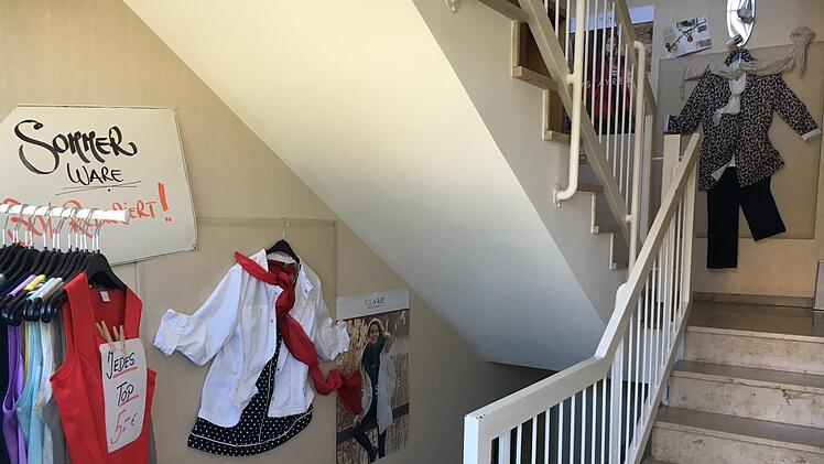 Anni Eichelsdörfers Modegeschäft in Hallstadt ist in einem ganz normalen Mehrfamilienhaus untergebracht -  wie man bereits im Treppenaufgang erkennen kann. Foto: Anette Schreiber