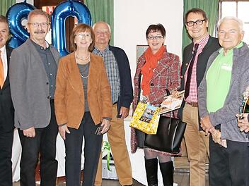 Sie waren die ersten Gratulanten zum 80. Geburtstag von Sepp Madl (Dritter von links, mit Ehefrau Hildegard): Die Vorsitzenden des Stadtsteinacher Frankenwaldvereins (von links) Renate Günther und Landrat Klaus Peter Söllner sowie Kassier Klaus Göldel (Fünfter von links), des Weiteren (von rechts) Tourismusmanager Max Haueis, Hans Geyer (Musikverein), Bürgermeister Roland Wolfrum und Iris Wolfrum. Foto: Klaus Klaschka