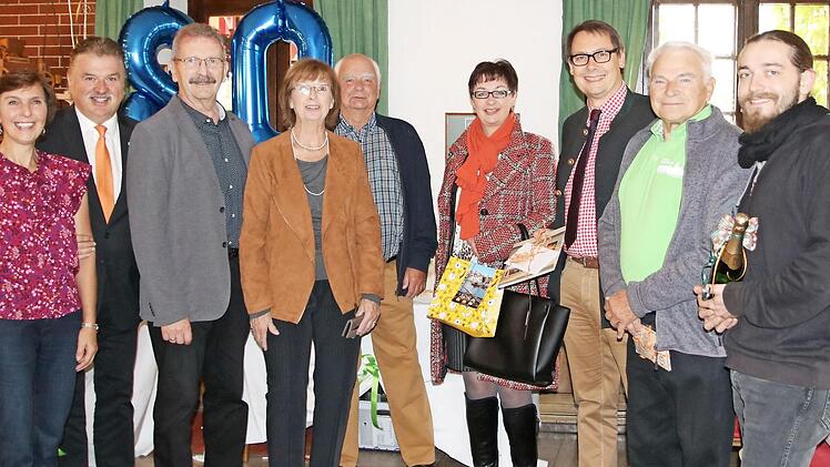 Sie waren die ersten Gratulanten zum 80. Geburtstag von Sepp Madl (Dritter von links, mit Ehefrau Hildegard): Die Vorsitzenden des Stadtsteinacher Frankenwaldvereins (von links) Renate Günther und Landrat Klaus Peter Söllner sowie Kassier Klaus Göldel (Fünfter von links), des Weiteren (von rechts) Tourismusmanager Max Haueis, Hans Geyer (Musikverein), Bürgermeister Roland Wolfrum und Iris Wolfrum. Foto: Klaus Klaschka