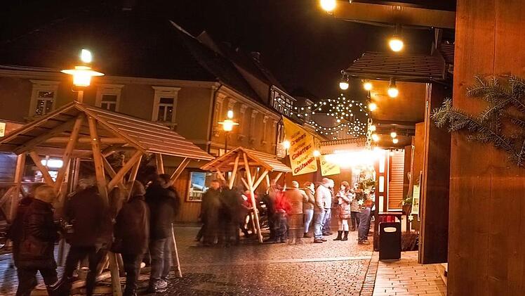 Menschen, die eng an Glühweinständen beieinander stehen -  Bilder wie dieses soll es vom Weihnachtsmarkt 2020 nicht geben. Foto: Uligraphics/Stadt Lichtenfels