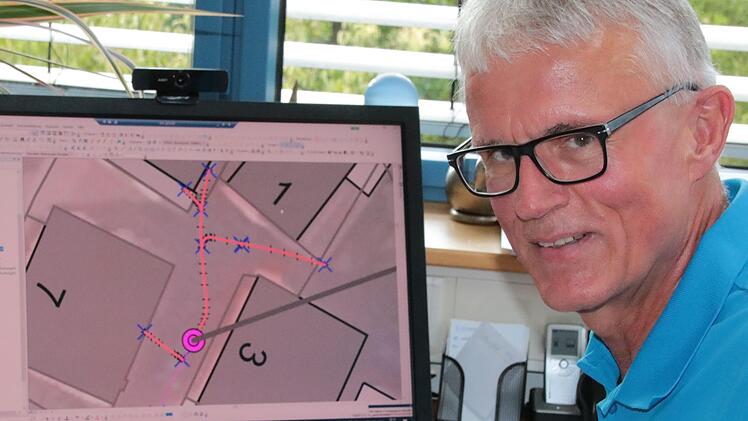 Burkhard Oschmann vom AZV zeigt, wie die fertigen Daten beim Abwasserzweckverband ankommen: In der Karte sind Geodaten und Videos hinterlegt. Foto: Ralf Ruppert
