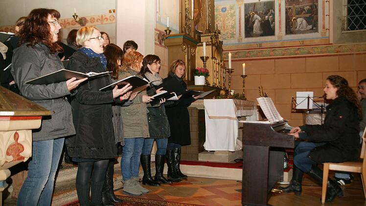 Am Klavier begleitet die neue Chorleiterin Theresia Brehm ihre Sängerinnen.