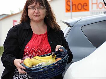 Kindergartenleiterin Claudia Kolb hat die wöchentliche Obstlieferung teilweise auf dem Weg zur Arbeit beim Supermarkt abgeholt.  Foto: Benedikt Borst