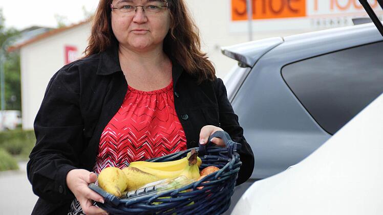 Kindergartenleiterin Claudia Kolb hat die wöchentliche Obstlieferung teilweise auf dem Weg zur Arbeit beim Supermarkt abgeholt.  Foto: Benedikt Borst