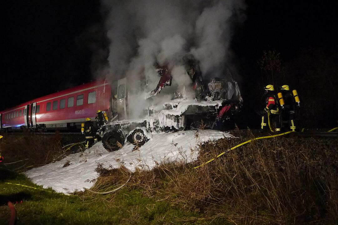 Personenzug rast in US-Militär-Schwertransporter