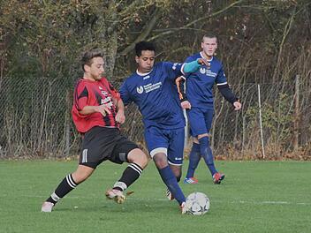 Poppenlauers Florian Dinkel (links) im Duell mit Kissingens Fanus Kiros. Foto: Hopf