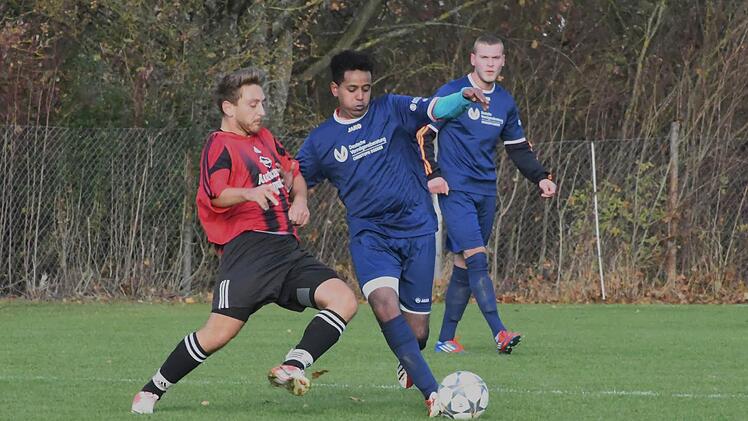 Poppenlauers Florian Dinkel (links) im Duell mit Kissingens Fanus Kiros. Foto: Hopf