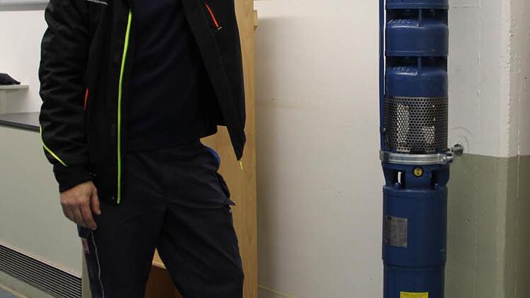 Björn Fröhlich zeigt eine der Pumpen, mit denen das Grundwasser an die Oberfläche befördert wird. Foto: Ulrike Müller